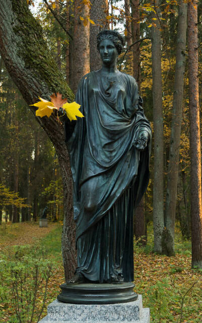 Флора (богиня цветов и весны) в Павловском парке