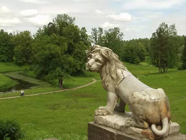 Мраморный лев на Большой каменной лестнице в Павловске