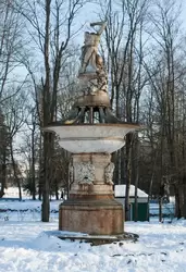Старый чугунный фонтан в Павловске