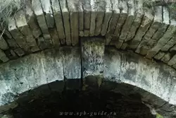 Руина у Елизаветина павильона — свод из натурального камня