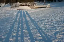 Длинные тени зимой на снегу и Чугунный мост