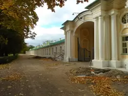 Восточные ворота двора Большого дворца в Ораниенбауме