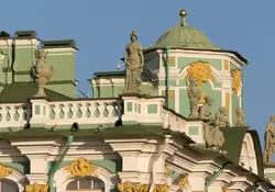 Скульптуры на северном фасаде Зимнего дворца