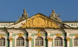 Скульптуры на северном фасаде Зимнего дворца