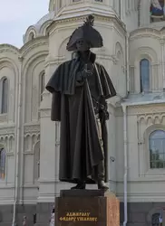 Памятник Фёдору Ушакову у Морского собора в Кронштадте