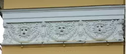 Театральные маски украшают фриз Александринского театра