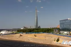 Вид на Лахта-центр и парк имени 300-летия с Яхтенного моста