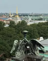 Смотровая площадка на Исаакиевском соборе: вид на Адмиралтейство и Петропавловскую крепость