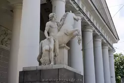Статуя Диоскура перед Конногвардейским манежем