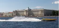 Скоростной катер и здание Академии художеств Санкт-Петербурга