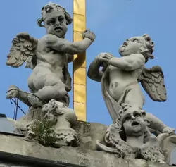Римско-католический собор Св. Екатерины — ангелы на фасаде