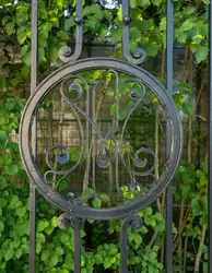 Буквы «МК» (Мария Клейнмихель) в воротах