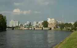 Большой Каменный мост, гостиница «Ленинградский Дворец Молодежи» и жилой комплекс «Ориенталь»