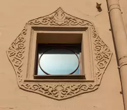 Доходный дом Б.Я. Купермана — окно в неорусском стиле