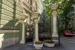 Доходный дом Колобовых — ворота парадного двора