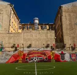 Колобовский дом — футбольная площадка со стороны брандмауэра