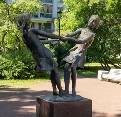 Скульптура «Счастливое детство», скульптор М.К. Аникушин