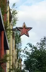 Такая звезда установлена почти на каждом доме на улице Пионерской в Санкт-Петербурге
