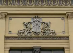 Барельефы с декоративными узорами на фасаде Нового Эрмитажа