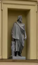Смилис — скульптура на фасаде Нового Эрмитажа