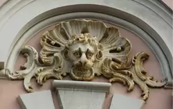 Строгановский дворец - деталь фасада
