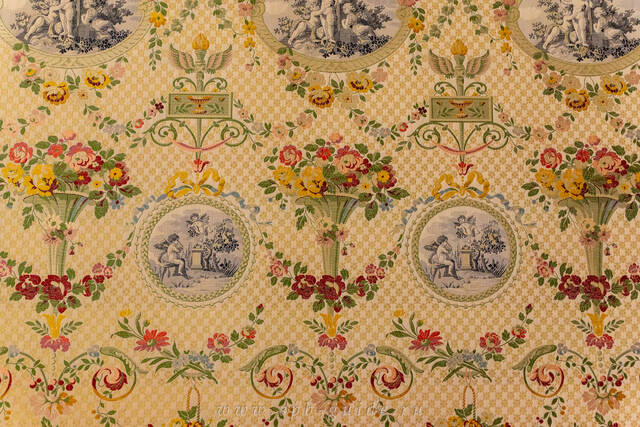 Строгановский дворец, лионский шёлк кремового цвета с изображением цветов — главное украшение Большой гостиной