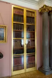 Строгановский дворец, настоящий книжный шкаф в Минералогическом кабинете