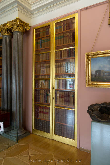 Строгановский дворец, потайная дверь в виде книжного шкафа в Минералогическом кабинете