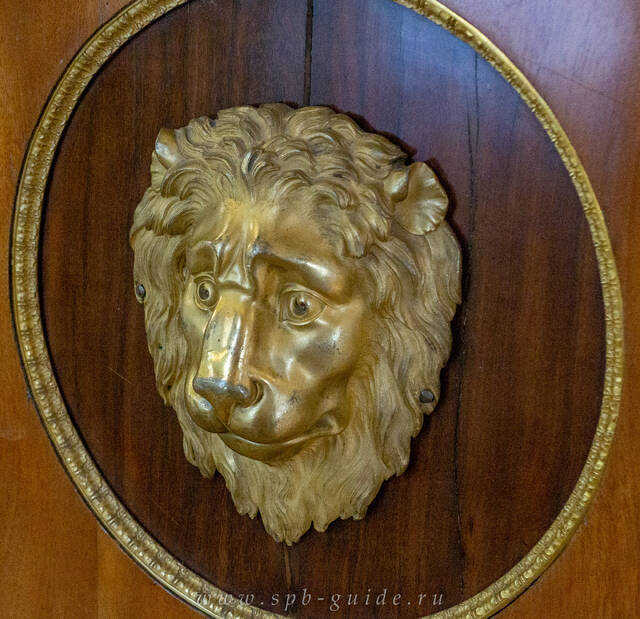 Строгановский дворец, позолоченная львиная маска на двери между Малой и Большой гостиными