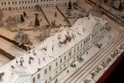 Домик, покрытый снегом, в музее «Петровская Акватория»