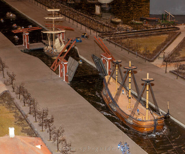 Корабли на Большом канале Кронштадта в музее «Петровская Акватория»