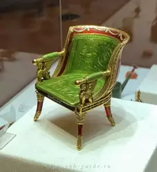 Бонбоньерка (коробочка для конфет) в форме кресла, около 1911, фирма К. Фаберже, мастер Г. Вигстрём
