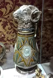 Кувшин, с завершением в виде головы барана; керамическая часть произведена в Англии, а оправа на фирме «Никольс и Плинке» в Санкт-Петербурге
