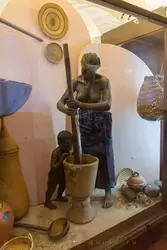 Африканская женщина толчёт в ступе просо — экспозиция в музее Кунсткамера