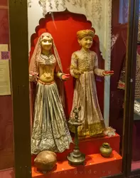 Куклы, изображающие жениха и невесту в свадебных нарядах, Северная Индия