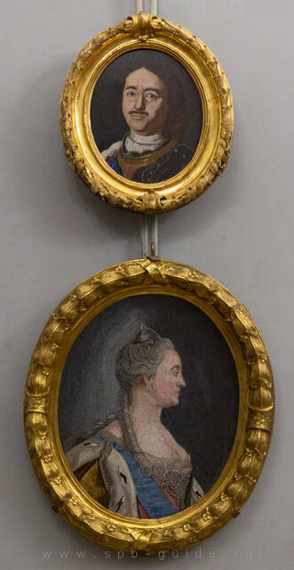 Мозаичные портреты Петра I и Екатерины II