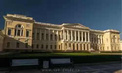 Главный вход в Русский музей в Санкт-Петербурге