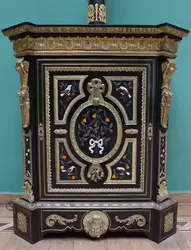 Шкаф с отделкой драгоценными камнями в Зале драгоценностей