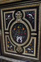 Шкаф с отделкой драгоценными камнями в Зале драгоценностей — Юсуповский дворец