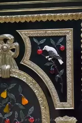 Шкаф с отделкой драгоценными камнями в Зале драгоценностей — Юсуповский дворец