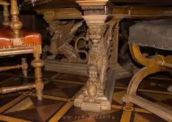 Венецианский обеденный стол с ножками в виде грифонов