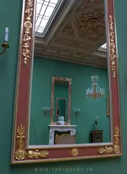 Зал Драгоценностей — можно поймать бесконечное отражение в зеркалах, висящих напротив друг друга