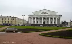 Биржа, бывший Центральный военно-морской музей в Санкт-Петербурге