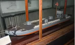 Плавучая батарея с буксиром в Военно-морском музее