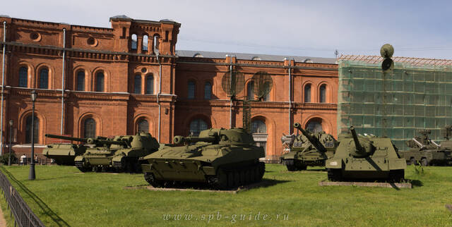 Артиллерийский музей, выставка танков во дворе