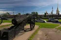 Пушки в Музее артиллерии и Петропавловская крепость
