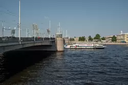 Теплоход типа «Москва» под Тучковым мостом