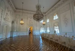 Белая столовая Большого дворца в Петергофе