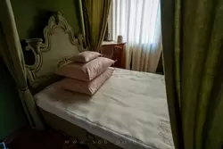 Большая кровать с балдахином в Спальне