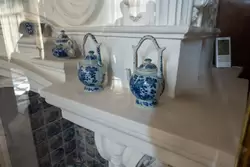 Чайники с кобальтовой росписью на камине Секретарской